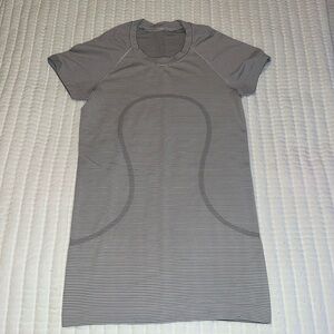 lululemon swiftly tech white & black striped || size: 4 🤍🎶